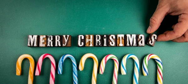 メリークリスマス 緑のボード上のテキストとキャンディー — ストック写真