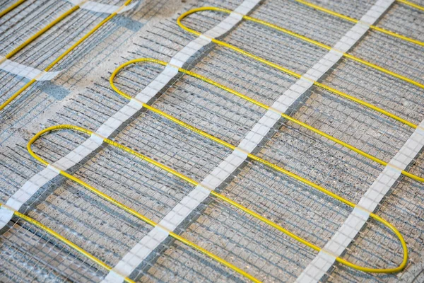 電気暖かい床の敷設 ケーブル及びグラスファイバーメッシュ — ストック写真