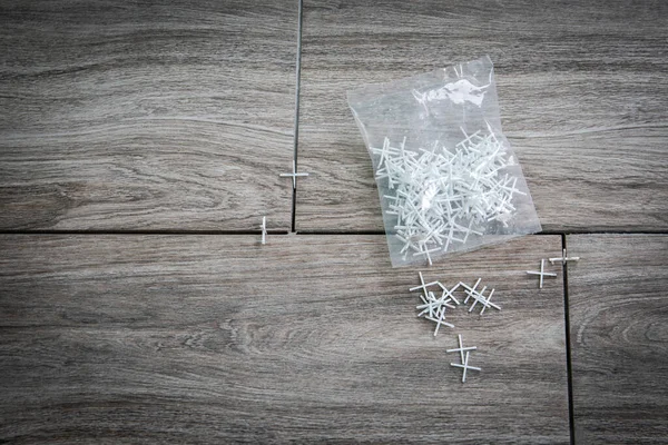 Het Leggen Van Keramische Tegels Met Plastic Kruisen Verpakking Vloer — Stockfoto
