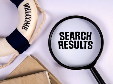 Arama sonuçları. Beyaz arkaplanda metin, büyüteç ve can simidi.