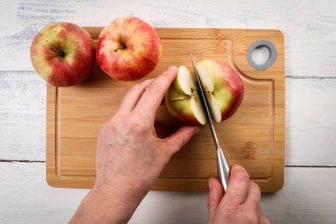 Bambu kesme tahtasındaki elmayı dilimlemek..