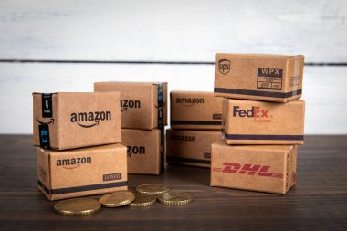 Sigulda, Letonya - 5 Şubat 2023: FedEx Express Amazon UPS Karton Paket Kutuları yığını. Posta ve paket teslimatı