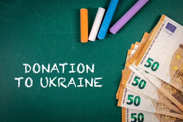 Пожертвування Україні Концепція Європейські Банкноти Шматочки Крейди Зеленій Дошці — стокове фото