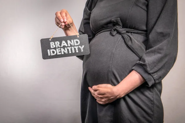 Merk Identiteit Concept Zwangere Vrouw Met Krijtbord — Stockfoto