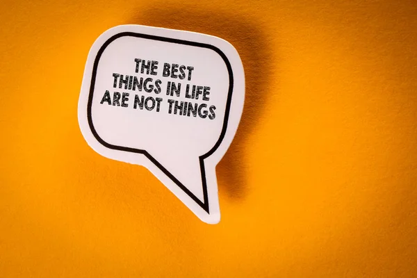 生活中最好的东西不是东西 带有黄色背景的语音泡沫的文本 — 图库照片