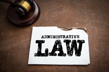 İdari Hukuk kavramı. Yargıçlar paslı metal arka planda tokmak.