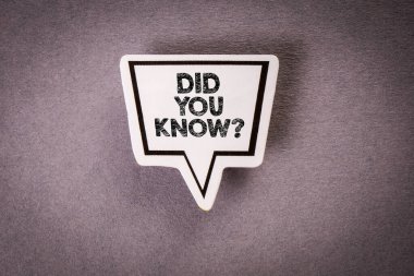 Biliyor muydun? Konuşma balonunda sorusu olan bir mesaj. Gri arkaplan.