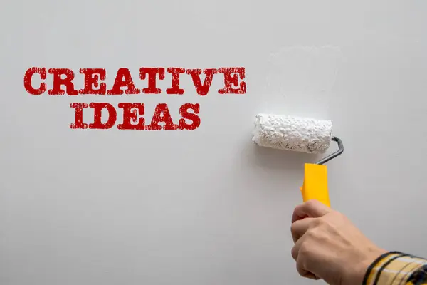Kreative Ideen Eine Weiße Wand Mit Einem Farbroller Bemalen — Stockfoto