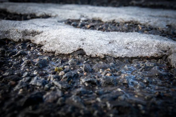 湿ったアスファルトの道路と融雪雪 春と天候条件 — ストック写真