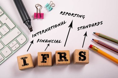 IFRS - Uluslararası Mali Raporlama Standartları. Beyaz bir ofis masasında tahta bloklar..