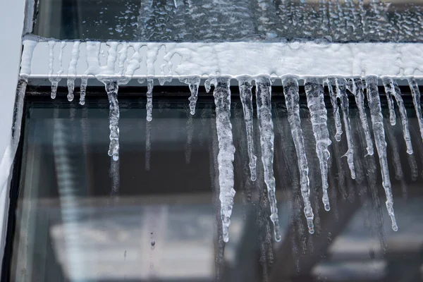 モダンなガラス張りのオフィスビル 氷柱と氷 — ストック写真
