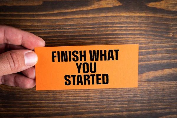 Finisci Quello Che Hai Iniziato Una Cartolina Arancione Con Testo — Foto Stock