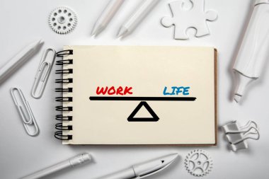 İş ve Yaşam Dengesi. Soyut beyaz ofis masası.