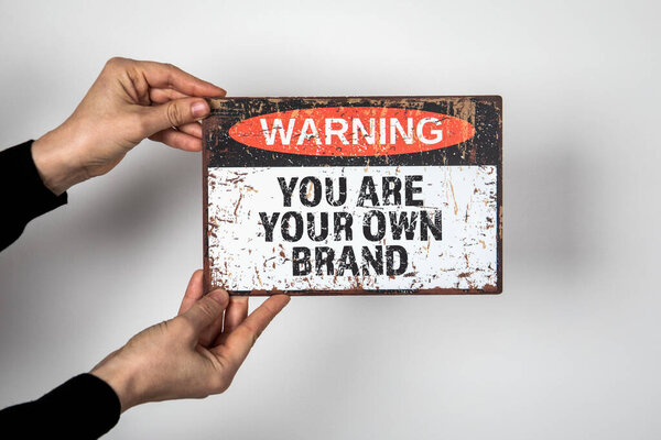 Ты - твой собственный бренд. Знак предупреждения с текстом на белом фоне.