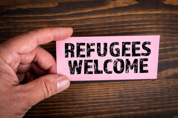 난민을 환영합니다 분홍색 종이에 텍스트 나무의 — 스톡 사진