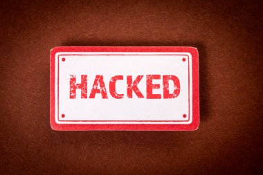 Hacklenmiş. Kahverengi arkaplanda metin olan yapışkan notlar.
