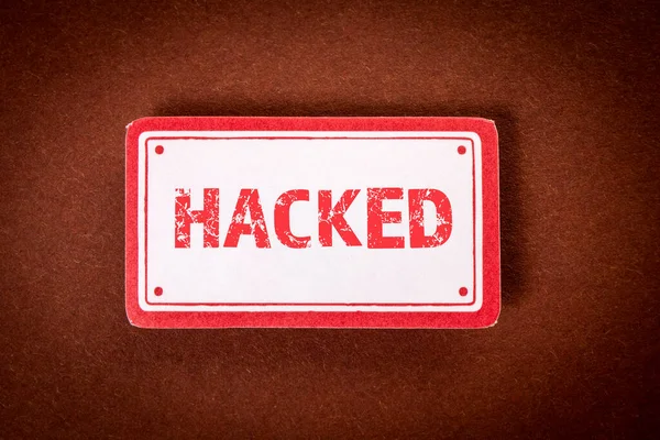 Hacklenmiş. Kahverengi arkaplanda metin olan yapışkan notlar.