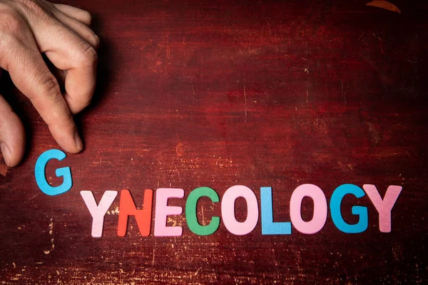 Gynecologie Tekst Uit Kleurrijke Alfabet Letters Een Geschilderde Houten Achtergrond — Stockfoto