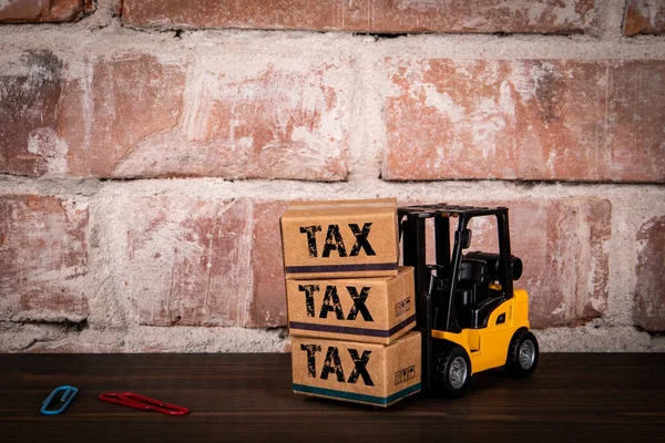 Tax Concept Caixas Papelão Miniatura Uma Empilhadeira Uma Mesa Escritório — Fotografia de Stock