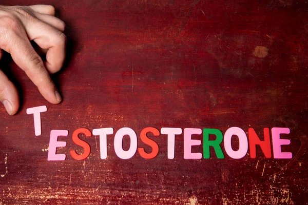 Testosterone 涂画的木制背景上的彩色文字 — 图库照片