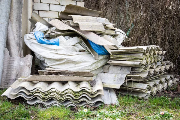 Łupki Dachowe Stosie Azbest Szkodliwy Dla Ludzi Środowiska — Zdjęcie stockowe