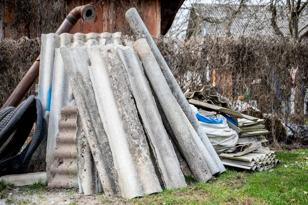 Stare Dachy Łupkowe Stosie Azbest Szkodliwy Dla Ludzi Środowiska — Zdjęcie stockowe
