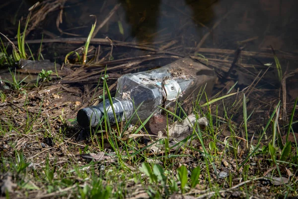 Ένα Γυάλινο Μπουκάλι Επιπλέει Στο Νερό Σκουπίδια Πετάχτηκαν Στο Χαντάκι — Φωτογραφία Αρχείου