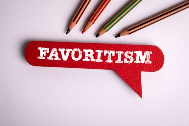 Adam kayırma. Beyaz arkaplanda yazı olan kırmızı konuşma balonu.