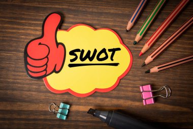 İNET. Tahta desenli ofis masasına yapışkan bir not..