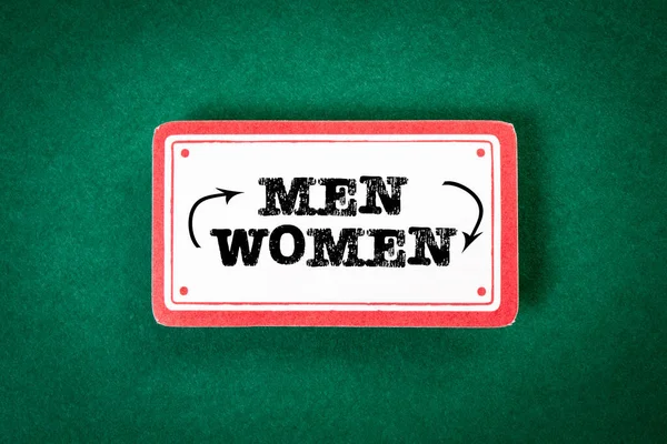 Мужчины Женщины Белая Картонная Наклейка Текстом Зеленом Фоне — стоковое фото