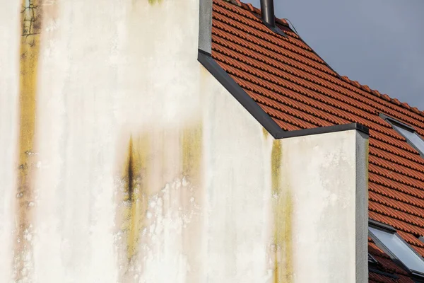 Fasáda Budovy Poškozením Odtokem Vody Střecha — Stock fotografie
