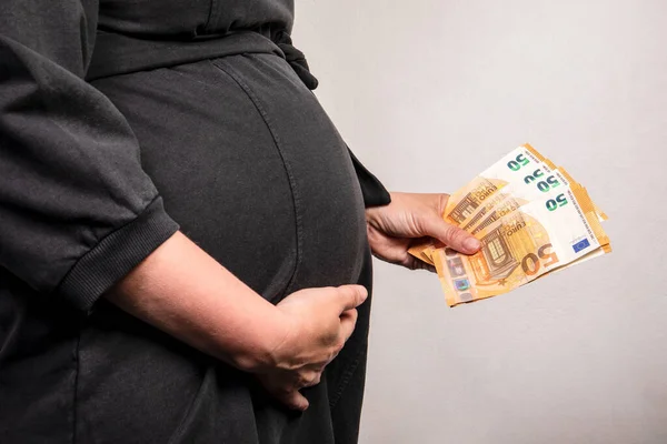 Mujer Embarazada Con Dinero Euros Mano Sobre Fondo Blanco Beneficios — Foto de Stock