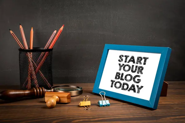 Kezdd Blogodat Még Motivációs Szöveg Képkeretben — Stock Fotó