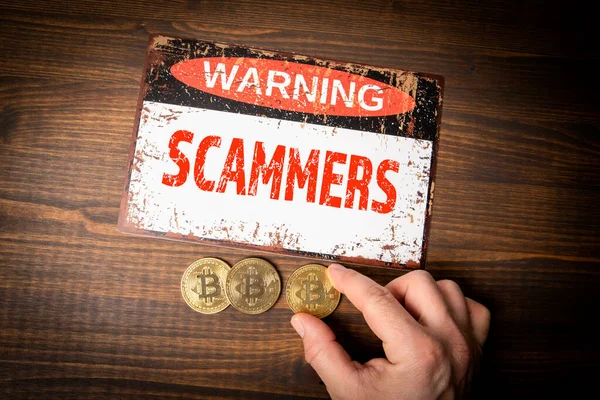 スキャンマー 木製テクスチャテーブル上の警告記号とビットコイン — ストック写真