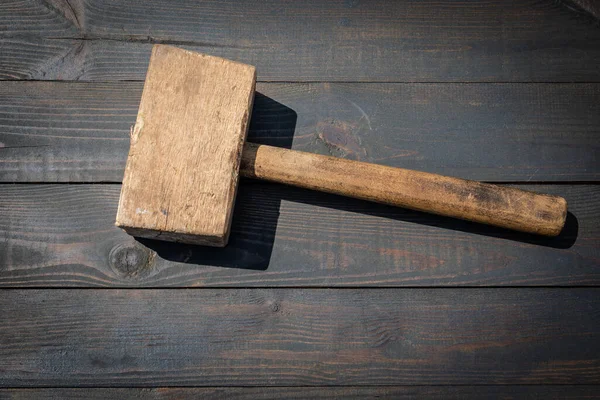Old Wooden Carpenters Hammer Dark Wood Texture Background — Stock Photo, Image