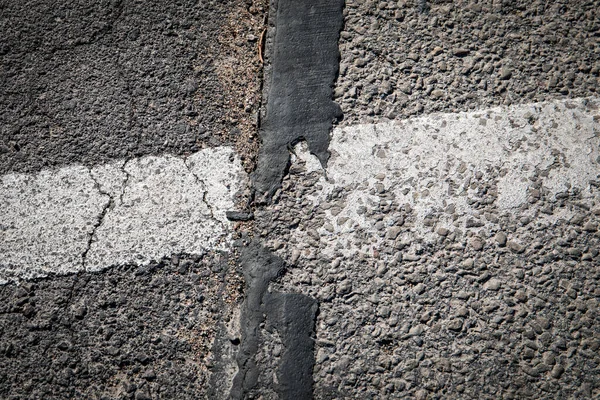 Asfalt Yüzeyi Zarar Görmüş Beyaz Çizgi Boyanmış Tehlike Trafik Güvenliği — Stok fotoğraf