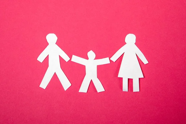 Mladá Rodina Bezpečnost Zdraví Papírové Figurky Lidí Růžovém Pozadí — Stock fotografie
