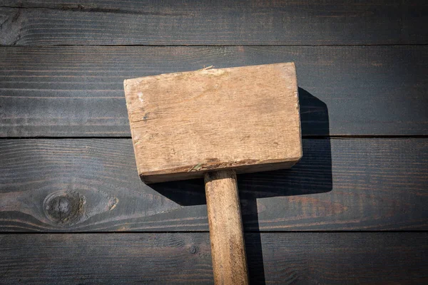 Old Wooden Carpenters Hammer Dark Wood Texture Background — Stock Photo, Image