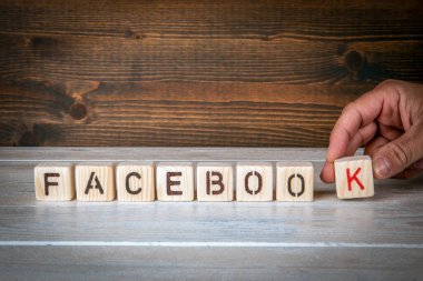 Sigulda, Letonya - 8 Mayıs 2023: Facebook tanınmış bir sosyal ağ hizmetidir. Tahta bloklardan bir kelime