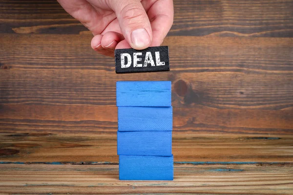 Deal Concept Kleurrijke Blokken Een Stapel Een Houten Textuur Achtergrond — Stockfoto