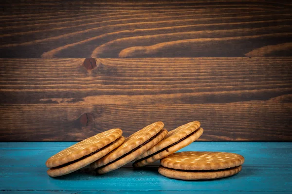 Cookies Med Choklad Fyllning Blå Målad Trä Bakgrund — Stockfoto