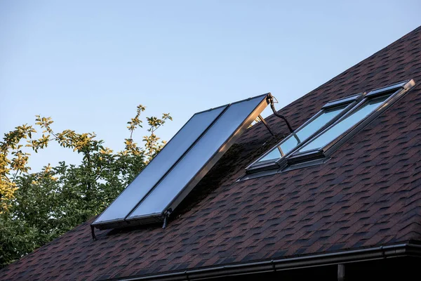 Güneş Enerjisi Çatıdaki Güneş Enerjisi Toplayıcısı — Stok fotoğraf
