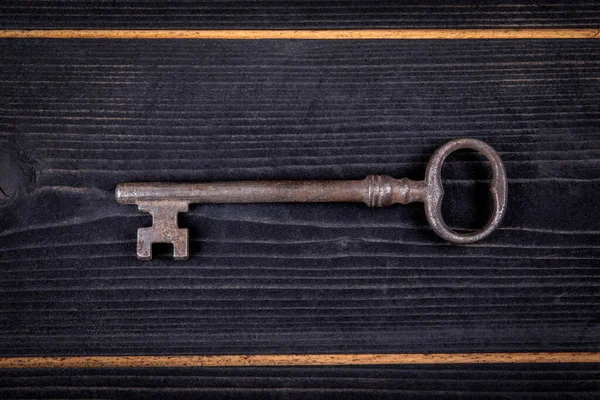Παλιό Σκουριασμένο Κλειδί Σκούρο Φόντο Υφής Ξύλου — Φωτογραφία Αρχείου