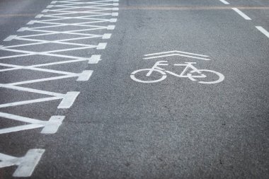Bisikletçiler için asfalt yol. Trafik kuralları ve güvenlik.