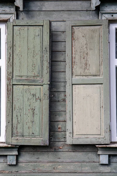 Dvě Dřevěné Okenice Okno Starého Domu — Stock fotografie