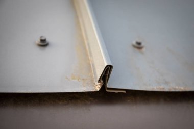 Metal kaplama çatı kaplaması daha yakın plan. İnşaat ve onarım.