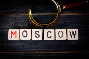 MOSKOW. Koyu ahşap doku arkaplanındaki alfabe bloklarından şehir adı.
