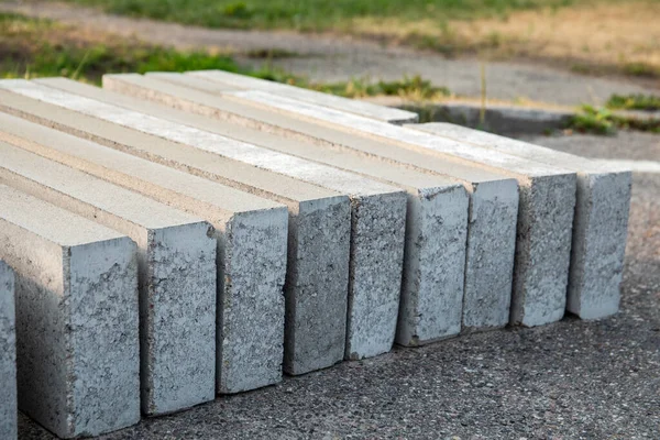 Betonové Obrubníky Stojí Ulici Během Pouliční Opravy Práce Silnici Oprava — Stock fotografie