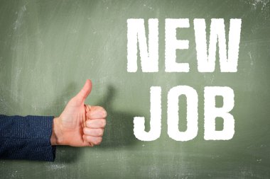 Yeni iş kavramı. Yeşil karatahta arkaplanındaki metin.