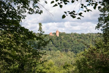 Kırmızı tuğlalı ortaçağ kalesi. Doğanın güzel manzarası.